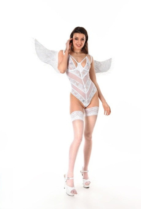 Mooi meisje Melena Maria Rya draagt engelenvleugels tijdens het masturberen