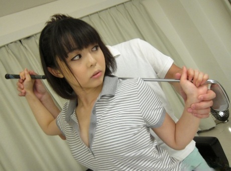 Den japanske pige Tomoyo Isumi har en creampie efter sex i knæstrømper