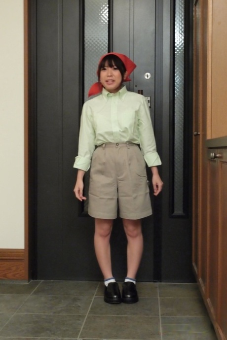 Den japanska städerskan Aimi Tokita klär av sig naken när hon utför sina sysslor