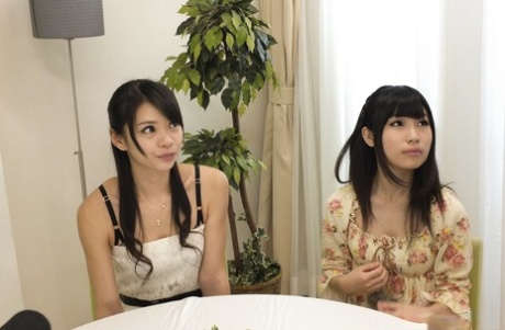 Japońskie dziewczyny Runa Kobayashi i Akubi Yumemi są palcowane podczas kolacji