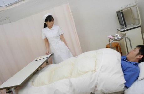 Die japanische Krankenschwester Miyuki Ojima kümmert sich um die dringenden Bedürfnisse eines männlichen Patienten