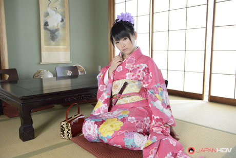Japanse schoonheid Tsuna Kimura trekt traditionele kleding uit tijdens solo-actie
