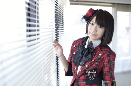 Sexy japonská dívka Ruri Narumiya se svléká do černých podkolenek