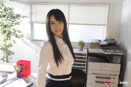 Japanse secretaresse Tomomi Motozawa gaat volledig naakt op haar bureau liggen