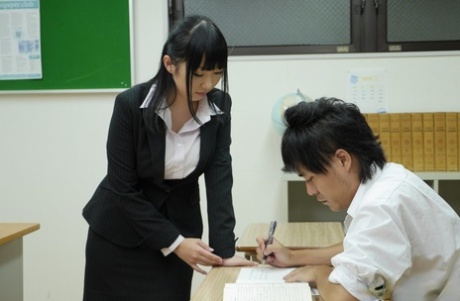 Japanse secretaresse Michiru Ogawa draagt een creampie na seks op het werk