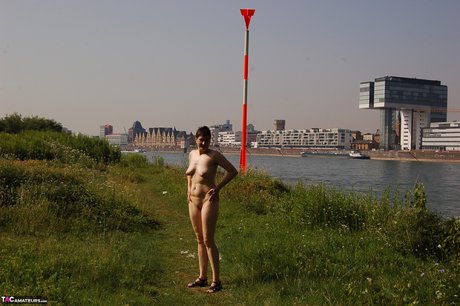 Zralá žena Hotmilf modelky nahé na cestě u vody