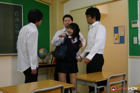 Die japanische Studentin Tomoyo Isumi erhält Gesichts-Cumshots in einem Klassenzimmer