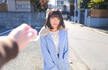 Симпатичная японская девушка Харука Миура обнажает свою киску на публике