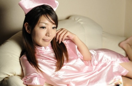 Söt japansk tjej Tomomi Matsuda befriar sina bröst och buske från sina kläder