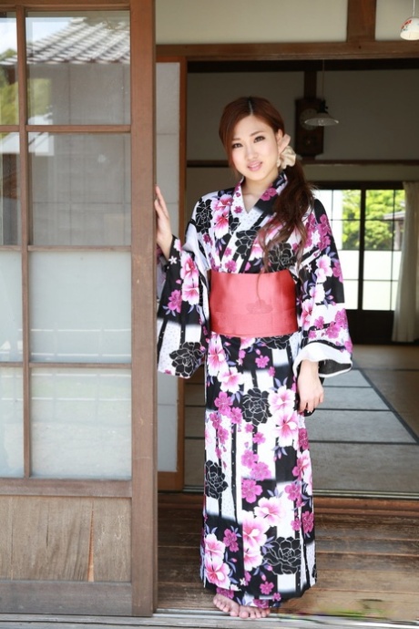 Japanese beauty Maki Horiguchi undoes her kimono to pose nude