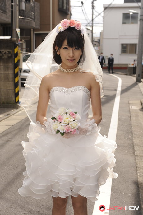 La bella sposa giapponese Ruri Narumiya posa per strada durante il suo grande giorno
