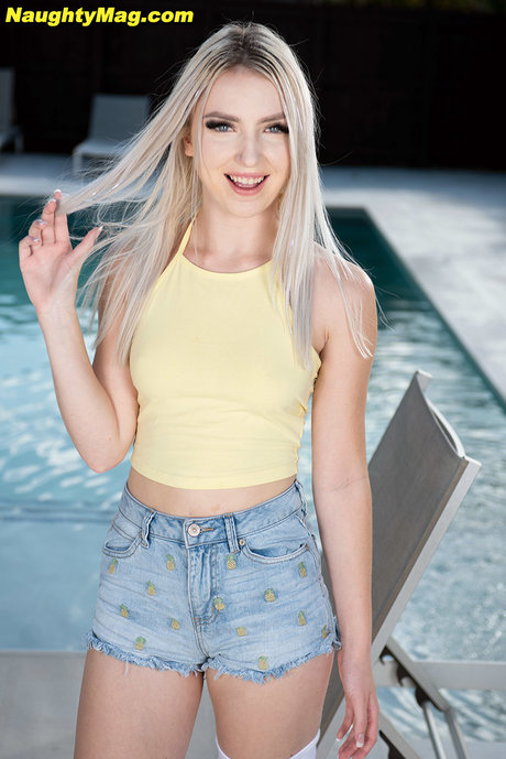 Nettes blondes Teenie Britt Blair tauscht Oralsex mit einem Mann in der Nähe eines Pools aus