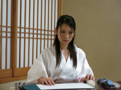 La giapponese Ako Nishino si ritrova con una creampie dopo aver fatto sesso su un materasso