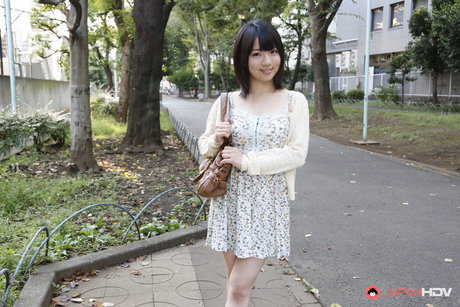 Den japanska flickan Madoka Adachi visar sina nakna ben under en utomhusaktivitet utan nakenhet