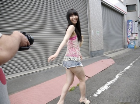 Симпатичная японская девушка Мику Огури получает креампи во время секса