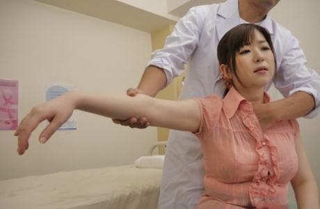 Den søde japanske pige Hanaho har en creampie efter sex på en lægeklinik