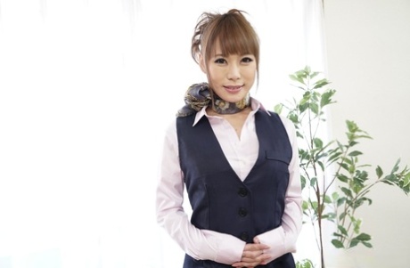 Mooi Japans meisje Ann Takase uncovers haar firma tieten tijdens upskirt spelen