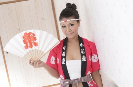 Charmant Japans meisje Amiru Kinohara gaat naakt terwijl ze witte laarzen draagt