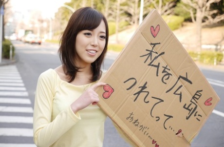 Красивая японская девушка Шиори Ямате показывает свои сиськи после поездки автостопом