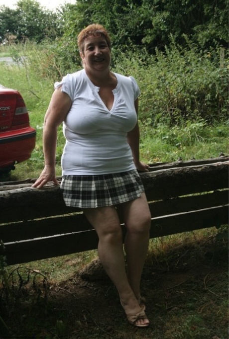 英国胖女人金基-卡罗尔（Kinky Carol）在乡村栅栏上尽情释放自己的巨乳