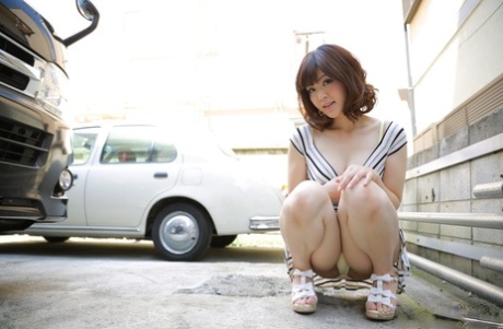 La simpatica ragazza giapponese Tomoka Sakurai espone la sua figa rifilata in una tromba delle scale