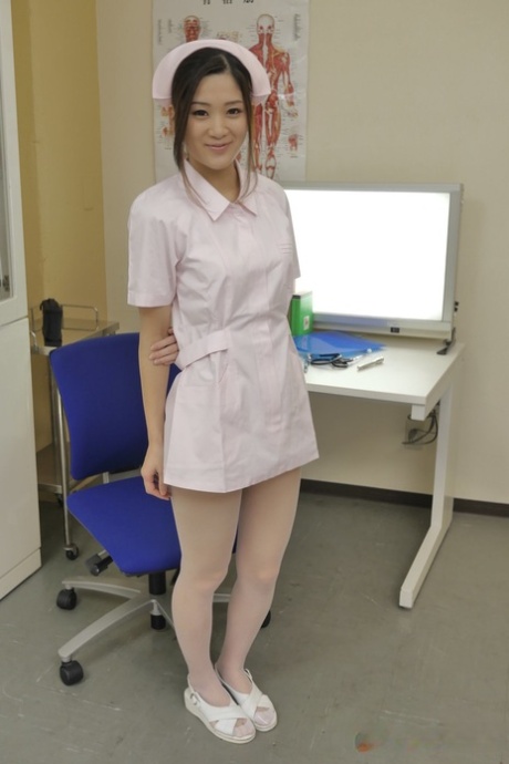 Japanse verpleegster Anna Kimijima speelt met sperma na het pijpen op haar werk