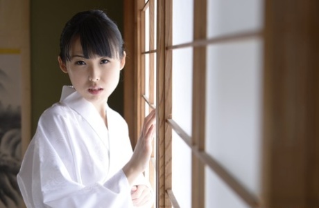 Japansk skönhet Manami Ueno går naken i vita strumpor på Kasta kuddar