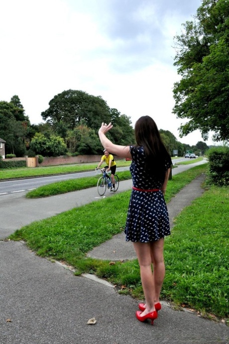 Vaca velha de saltos altos e tutu seduz o estafeta da bicicleta a lamber-lhe o cu envelhecido