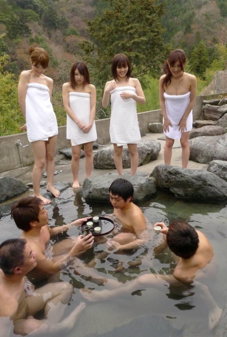 Ragazze giapponesi si masturbano prima di fare sesso di gruppo in una vasca idromassaggio all