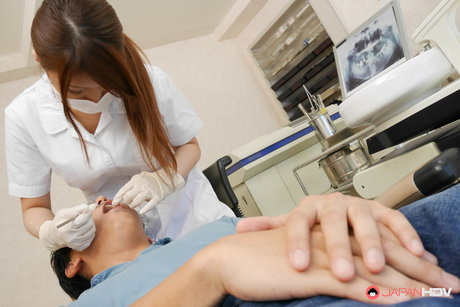 Rondborstige Japanse tandarts Yume Mizuki ontvangt een creampie tijdens seks op het werk