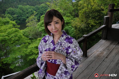 Den japanske jenta Runa Hagawa løsner kimonoen sin før hun gir en POV blowjob