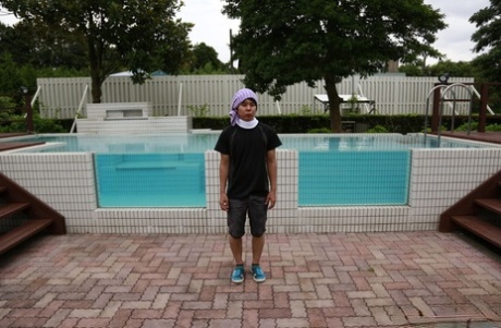Um monte de belezas japonesas posam nuas em frente a uma piscina