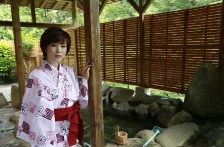 Japanse schoonheid Hasumi glijdt uit een kimono terwijl het krijgen in een hot tub