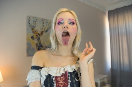 Blonde dama Vasya Sylvia spiller med sperm etter sex i hvite strømper