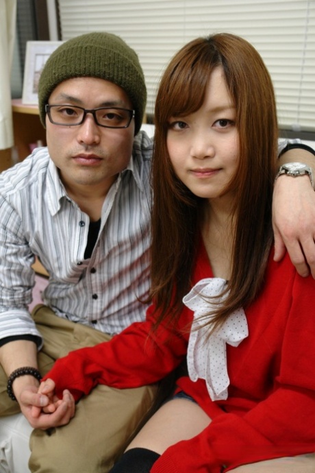 Den japanske jenta Kana Sendo har sex med en fyr foran hanreien hennes