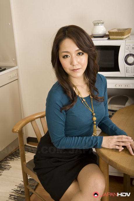 Japanse vrouw Nao Kato krijgt kont naakt op een keukentafel