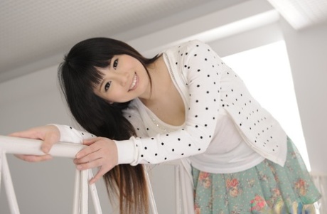 A beldade japonesa Miyu Shiina faz topless com roupa interior branca