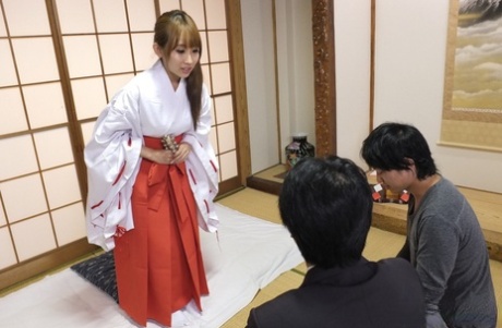 La Japonaise Yui Misaki arbore un buisson désordonné après une relation sexuelle avec un BBG