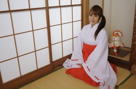 Japansk skjønnhet Yui Misaki blir naken i delt tå tabi støvler