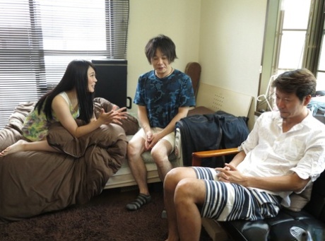 Das japanische Mädchen Yui Kawagoe hat Sex mit mehreren Jungs auf einmal