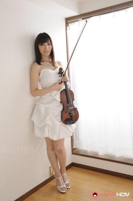 La bella japonesa Yuria Tominaga se desnuda mientras toca el violín