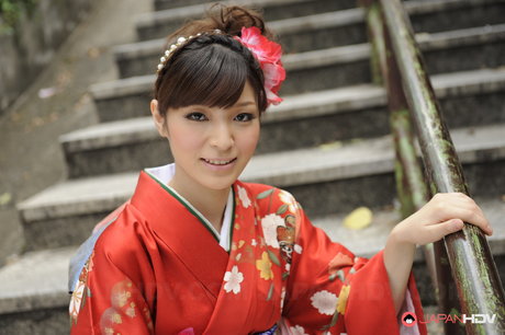 Pen Japansk jente Yuria Tominaga viser henne bush mens iført en kimono