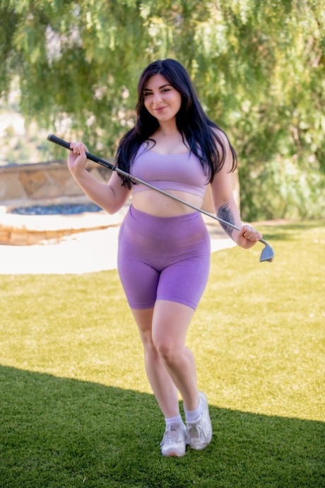 Heiße Brünette Keira Croft modelliert Spandex-Shorts vor dem Sex