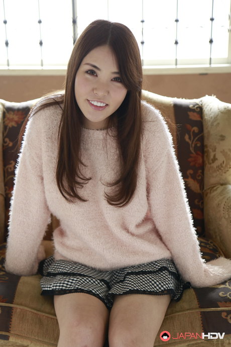 Das schöne japanische Mädchen Mio Ozora zieht sich während eines Soloauftritts größtenteils aus