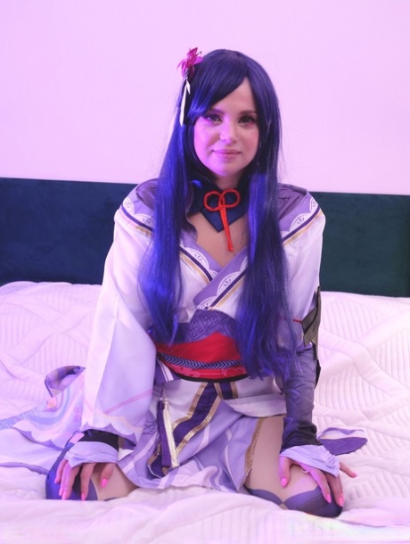 Brunette chick Bella Grey heeft geslachtsgemeenschap in cosplay kleding