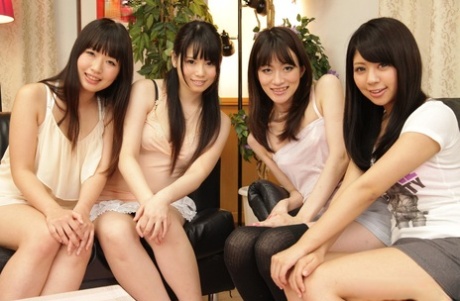 Um grupo de belas raparigas japonesas despem-se enquanto os rapazes olham