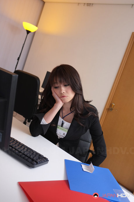 Japansk sekretær Maki Hojo bangs hendes chef på toppen af et skrivebord