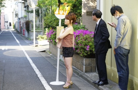 Japansk jente Mari Motoyama gir en håndjobb mens du kjører offentlig transport