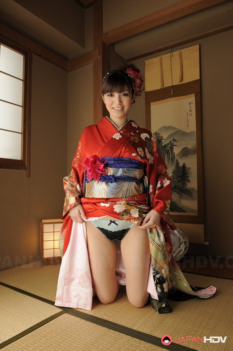 Vacker japansk flicka Yuria Tominaga tar bort en kimono för att posera naken