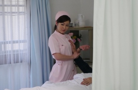 La enfermera japonesa Maria On lame el semen de los dedos mientras atiende a un paciente
